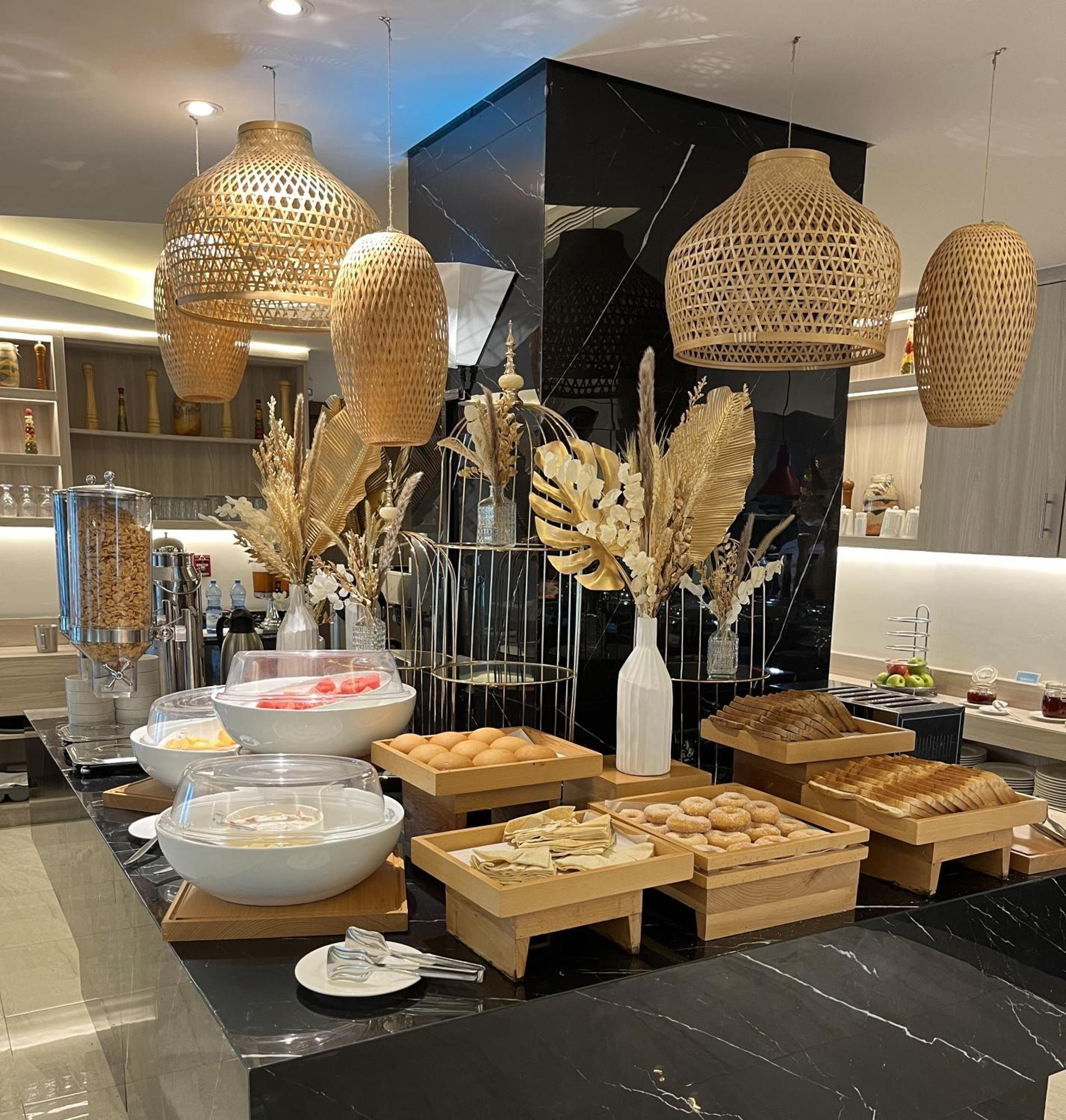 C - Hotel And Suites Doha Dış mekan fotoğraf